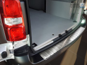 2/35994 Ochranná lišta hrany kufru Peugeot Traveller 2016- (plastový nárazník, otočné dveře) AVISA